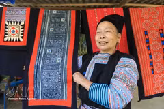 Dans la commune de Pa Co, province de Phu Tho, les femmes Hmong perpétuent l’art du tissage traditionnel tout en développant la commercialisation de leurs créations, qui leur procurent des revenus et contribuent à préserver l’identité culturelle de leur communauté. Photo : VNA.