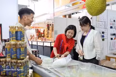 Un représentant d’une entreprise vietnamienne présente des gâteaux au durian à des visiteurs chinois lors de la 22e Exposition Chine-ASEAN (CAEXPO), en 2025. Photo : VNA.