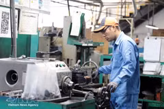 La chaîne de production de la compagnie Cosmot 1 Technology fonctionne de manière stable, répondant à la demande du marché et créant des emplois pour les travailleurs locaux. Photo : VNA.