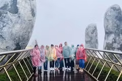Des touristes découvrent la saison des pluies à Dà Nang. Photo : hanoimoi.vn