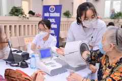 Espace de prise de tension artérielle pour les patients dans le cadre d’un programme de contrôle médical périodique dans l’arrondissement de Viet Hung, à Hanoï. (Photo : VNA)