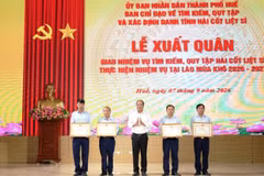 Le vice-président du Comité populaire municipal, chef du Comité de pilotage 515 de la ville, Nguyen Van Manh, remet des certificats de mérite du Comité populaire de la ville de Hue au collectif et aux membres de l’équipe 192.