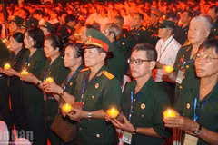 Un spectacle en hommage aux héros morts pour la Patrie au parc Le Thi Rieng