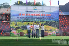 Les responsables du Service de la culture, des sports et du tourisme de la province de Lao Cai remettent le prix du « Meilleur village de tourisme communautaire 2025 » à la commune de Nghia Do. (Photo : CONG HAI)