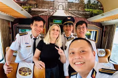 Une Italienne chante en vietnamien sur un train en route vers Quang Tri