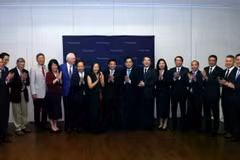 Le vice-Premier ministre Nguyen Van Thang pose avec les délégués participant au Programme des dirigeants vietnamiens 2026 à l’Université Columbia. (Source : VNA)