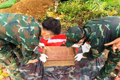 Les restes d'un martyr ainsi que plusieurs objets personnels découverts dans le jardin d'un particulier. Photo : CTV.