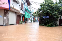 La crue de la rivière Ky Cung provoque de graves inondations dans de nombreuses zones riveraines et basses de la province de Lang Son. Photo : VNA