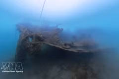 Le navire C143 coule en mer après plus de soixante ans. Photo : VNA.