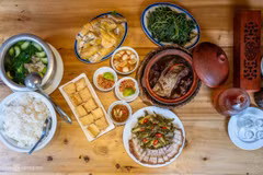 Un repas traditionnel au village ancien de Duong Lam.