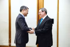 Le Premier ministre vietnamien Le Minh Hung (à gauche) rencontre le membre du Bureau politique du Parti communiste de Cuba (PCC) et ministre cubain des Affaires étrangères, Bruno Rodriguez Parrilla. Photo : VNA.
