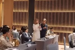 Anne Bouvier présente sa mise en scène de «L'Âme de Trương Ba, la peau du boucher», créée avec les artistes du Théâtre de la Jeunesse. Photo: L'Institut français du Vietnam