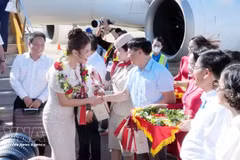 Des responsables de Quang Tri accueillent des passagers du premier vol en provenance de Khanh Hoa à l’aéroport de Dong Hoi. Photo: VNA