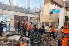 L’armée, en coordination avec l’Agence nationale de recherche et de sauvetage, recherche les victimes du séisme. Photo: VNA