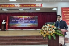 Teppei Fukuhara, conseiller à l'ambassade du Japon au Vietnam, prend la photo. Photo : NLNTVN.