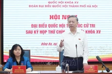 Le secrétaire général du Comité central du Parti communiste du Vietnam To Lam rencontre des électeurs de Hanoï. ¨Photo : VNA.