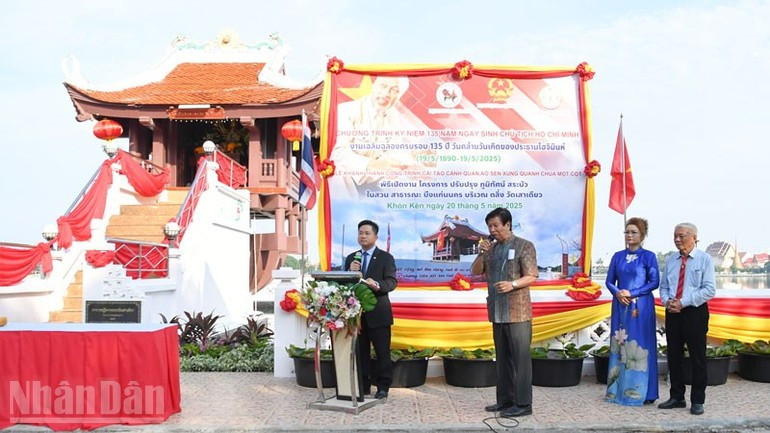 Cao Tat Minh (troisième à partir de la droite) lors de la cérémonie commémorant le 135e anniversaire de la naissance du Président Hô Chi Minh dans la province de Khon Kaen. Photo : Xuan Son.