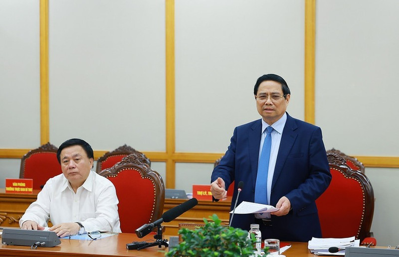 Le Premier ministre Pham Minh Chinh (debout) s'exprime lors de la séance de travail avec les Permanences du Parti de la ville de Hai Phong et de la province de Quang Ngai. Photo : VNA.