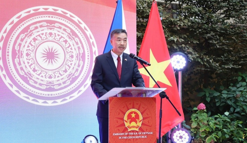 L'ambassadeur du Vietnam en République tchèque Duong Hoai Nam s'exprime lors de l'événement. Photo : VOV.