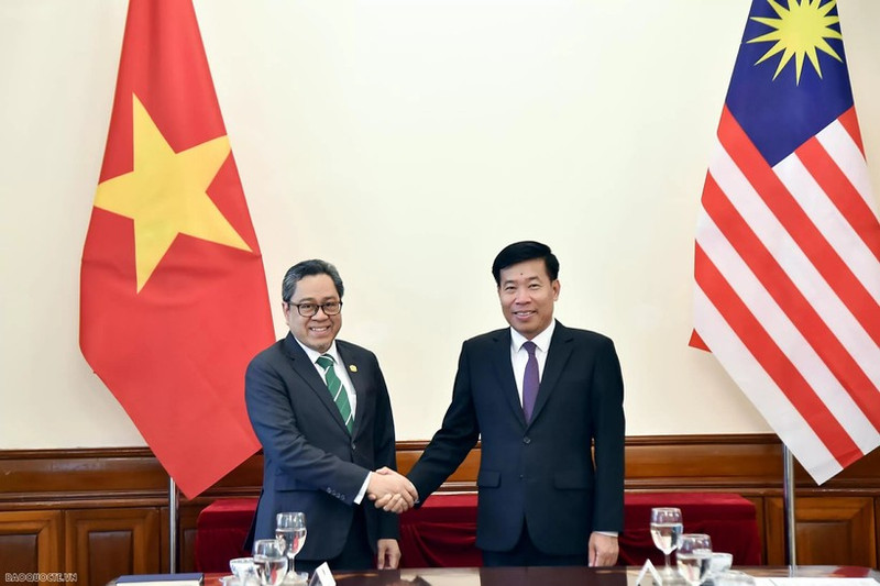 Le vice-ministre vietnamien des Affaires étrangères, Nguyen Manh Cuong (droite), et le secrétaire général adjoint du ministère malaisien des Affaires étrangères, Dato' Ahmad Rozian Abd Ghani. Photo: VNA.
