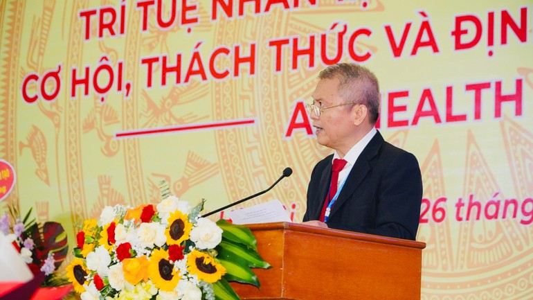 Le professeur, docteur, médecin du Peuple Le Ngoc Thanh, recteur de l’Université de Médecine et de Pharmacie prend la parole lors de la conférence. Photo : NDEL.