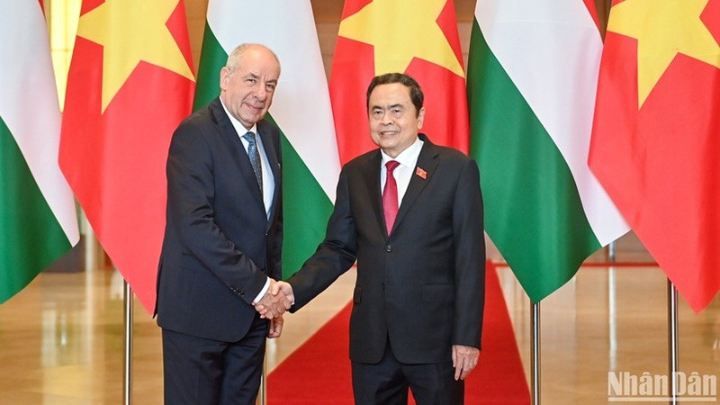 Le président de l'Assemblée nationale du Vietnam, Tran Thanh Man (à droite) et le président hongrois Sulyok Tamas, le 28 mai 2025, à Hanoï. Photo : NDEL.