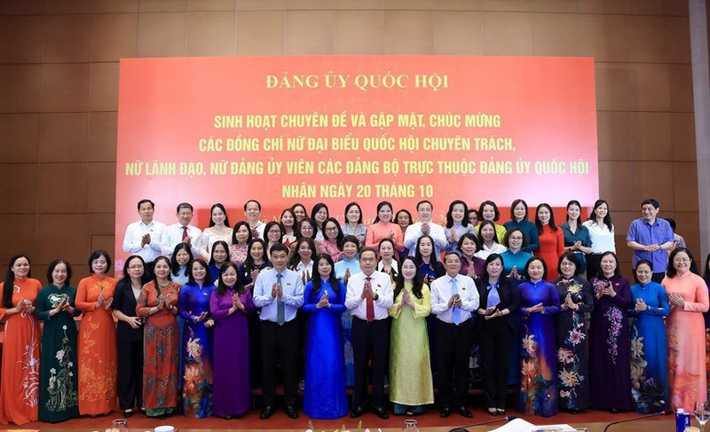 Le président de l’Assemblée nationale du Vietnam, Tran Thanh Man et les députées à temps plein, les dirigeantes ainsi que les membres féminines des organisations du Parti relevant du Comité du Parti de l’AN. Photo : VNA.
