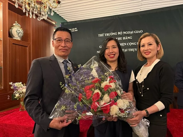 La vice-ministre des Affaires étrangères, Le Thi Thu Hang (au centre) rencontre les représentants des associations et de la diaspora vietnamienne en Suède. Photo : baoquocte.