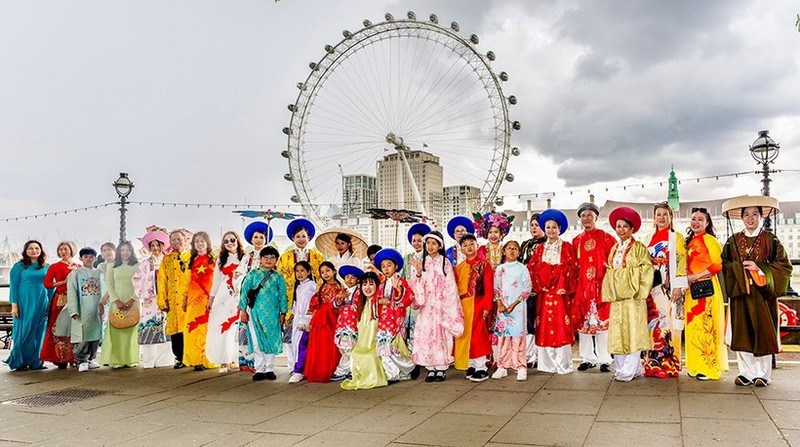 Défilé de costumes traditionnels vietnamiens dans les rues de Londres. Photo : Comité d’organisation.
