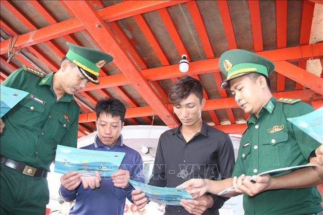 Le poste de garde-frontière de Ganh Hao sensibilise les pêcheurs au strict respect de la législation avant leur départ en mer pour les activités de pêche. Photo : VNA.