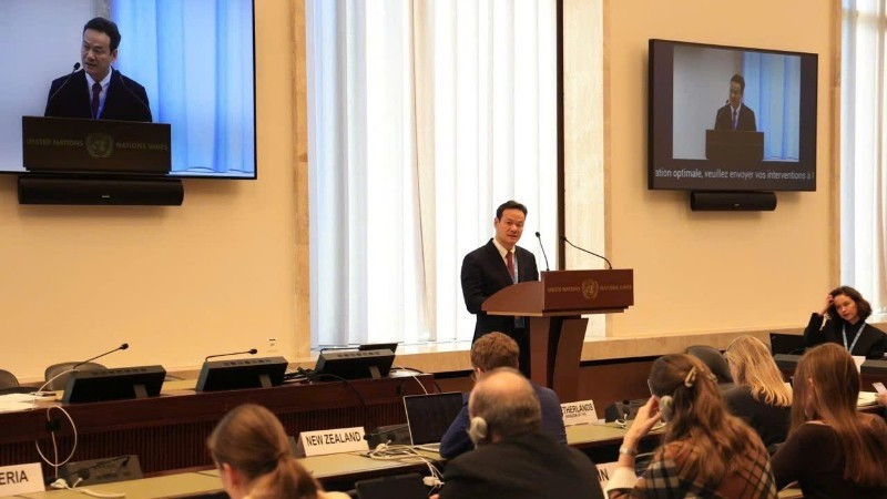 L’ambassadeur Mai Phan Dung, chef de la Mission du Vietnam auprès des Nations Unies, de l’Organisation mondiale du commerce et d’autres organisations internationales à Genève, s'exprime lors du débat. Photo : NDEL.