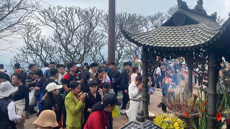 Les visiteurs viennent en recueillement à la pagode Hoa Yen, située sur le mont Yen Tu. Photo : NDEL.