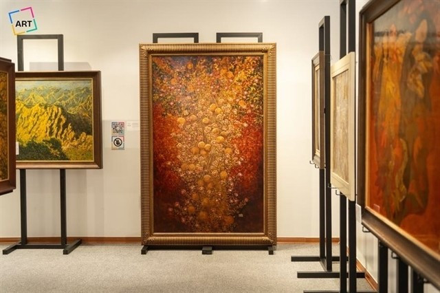 Des peintures laquées de neuf artistes sont exposées à l'exposition « Évolution du patrimoine » à Hanoï. Photo : Znews.