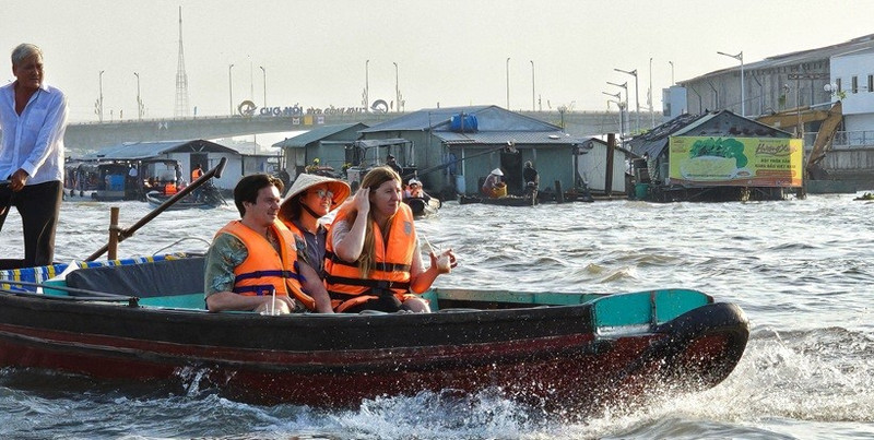 Visiteurs au marché flottant de Cai Rang à Can Tho. Photo : Toquoc.