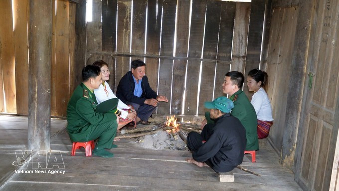Des gardes-frontières et des chefs de village ont visité chaque foyer Chut du village de Rao Tre, dans la province de Ha Tinh, afin de diffuser des informations sur les élections. Photo : VNA.