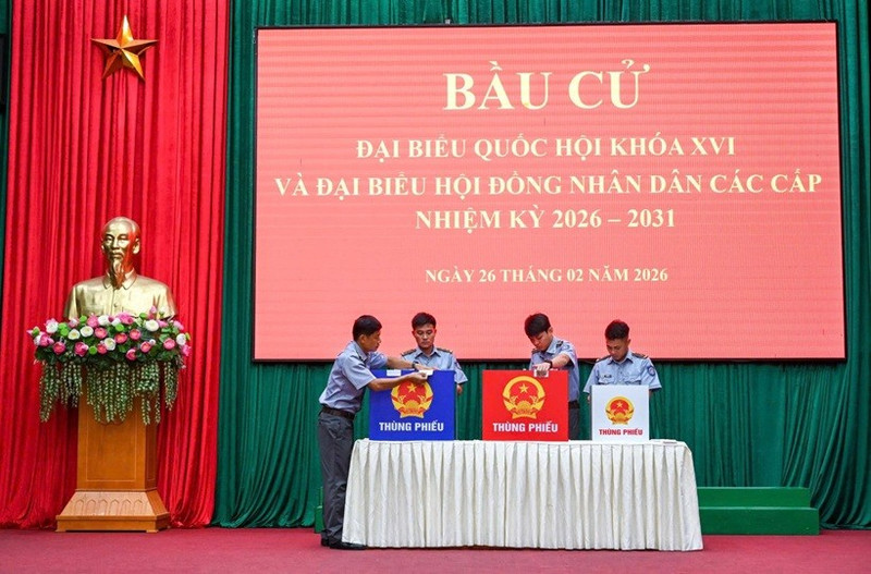 Des électeurs votent au bureau de vote n° 1 au siège de la Flottille navale 129. Photo : VNA.