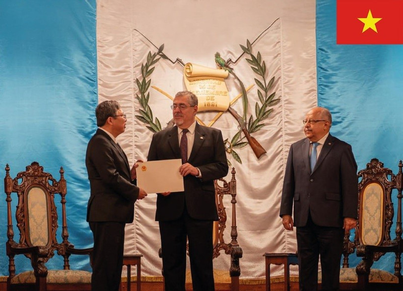 L’ambassadeur du Vietnam au Mexique, accrédité concurremment au Guatemala, Nguyen Van Hai, présente, les lettres de créance du président vietnamien Luong Cuong au président guatémaltèque Bernardo Arévalo. Photo : VNA.
