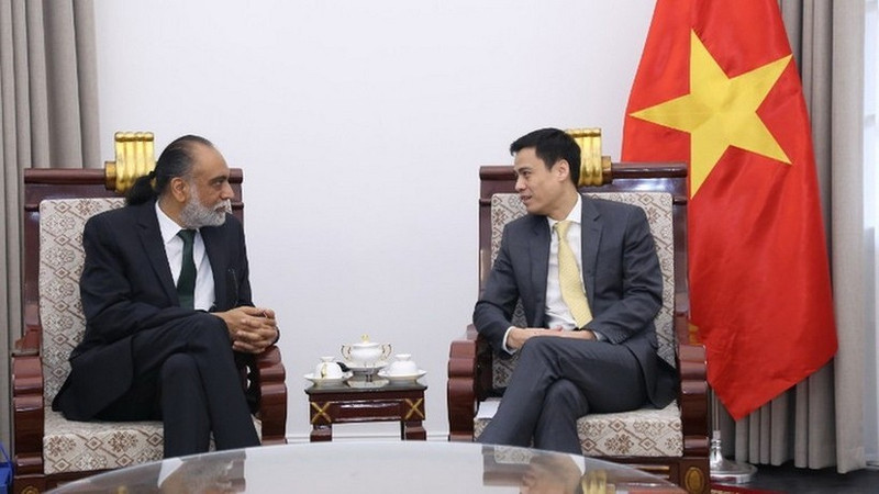 Le vice-ministre vietnamien des Affaires étrangères Dang Hoang Giang (droite) et Amandeep Singh Gill, Secrétaire général adjoint des Nations Unies et Envoyé spécial du Secrétaire général de l’ONU pour la technologie. Photo : VNA.