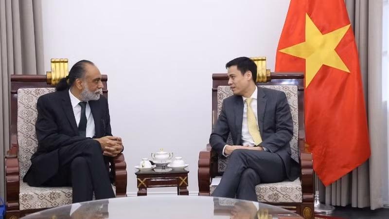 Le vice-ministre vietnamien des Affaires étrangères Dang Hoang Giang (droite) et Amandeep Singh Gill, Secrétaire général adjoint des Nations Unies et Envoyé spécial du Secrétaire général de l’ONU pour la technologie. Photo : VNA.