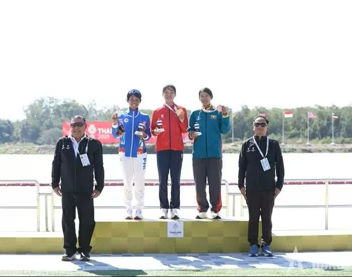 Ho Thi Duy, athlète de rowing (en rouge), médaillée d’or aux SEA Games 33. Photo : Quandoinhandan.