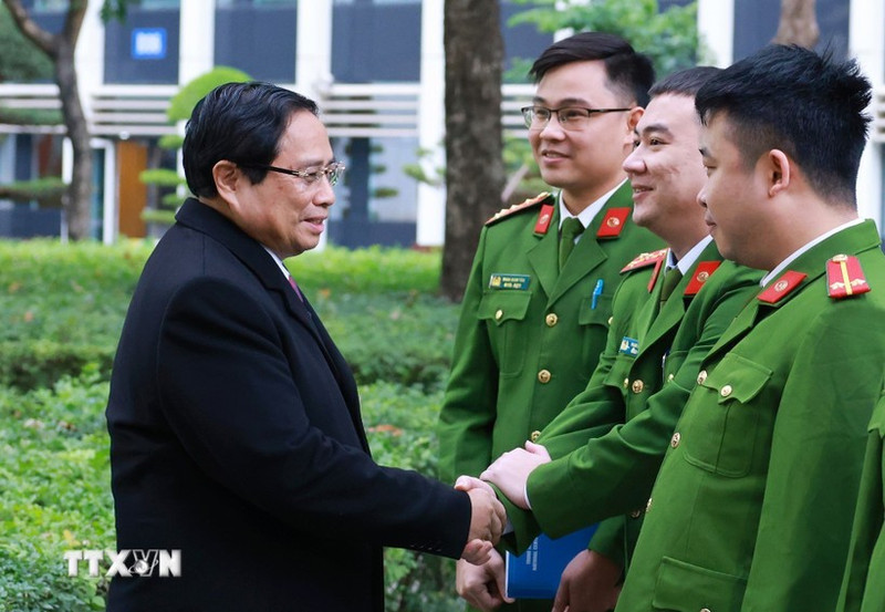 Le Premier ministre Pham Minh Chinh rend visite et présente ses vœux du Nouvel An aux cadres et soldats du Département de la police chargée de la gestion administrative de l’ordre social (ministère de la Sécurité publique). Photo : VNA.