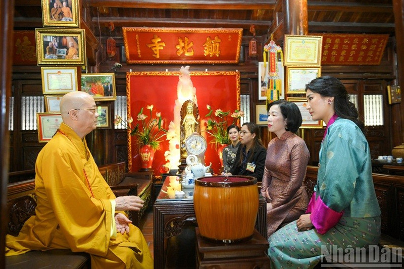 Mme Nguyen Thi Minh Nguyet, épouse du président Luong Cuong, et la Reine du Bhoutan, Jetsun Pema Wangchuck, rencontrent le Très vénérable Thich Thanh Nha, abbé de la pagode Tran Quoc. Photo : NDEL.