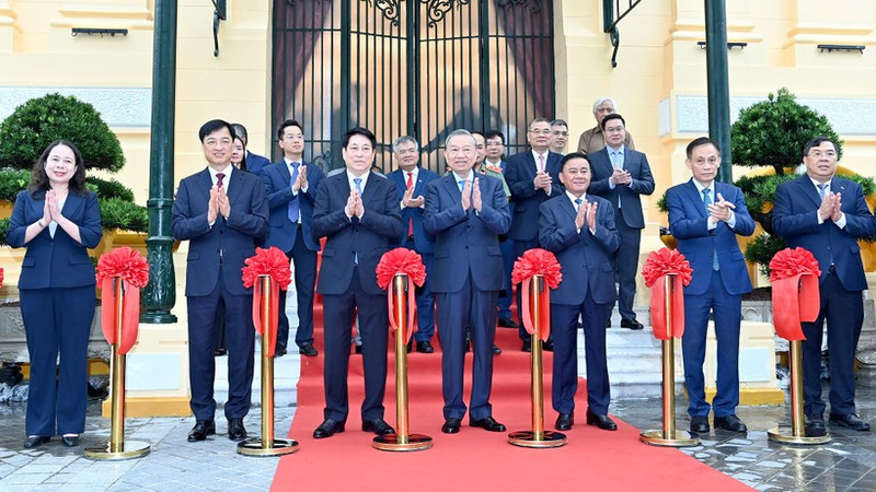 Le secrétaire général du Parti To Lam et le président Luong Cuong procèdent à la coupure du ruban marquant l’inauguration et la remise de l'ouvrage, anciennement Palais du Tonkin. Photo: NDEL.