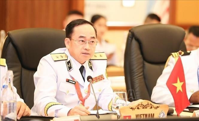 Le vice-amiral Tran Thanh Nghiem, membre du Comité central du Parti, membre de la Commission militaire centrale et commandant de la Marine populaire du Vietnam, prend la parole lors de la réunion. Photo : VNA.