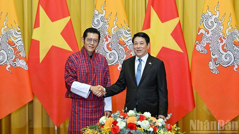 Le président vietnamien Luong Cuong (droite) et le roi du Bhoutan, Jigme Khesar Namgyel Wangchuck. Photo : NDEL.