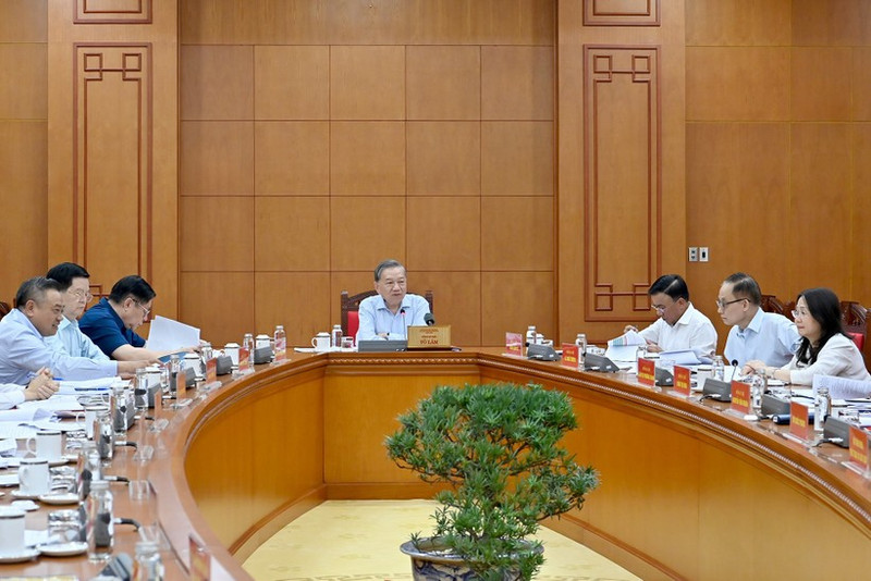 Le secrétaire général du Parti communiste du Vietnam (PCV), To Lam, travaille avec le Comité central de pilotage des célébrations des grandes fêtes nationales et des événements historiques importants pour 2023-2025. Photo : NDEL.