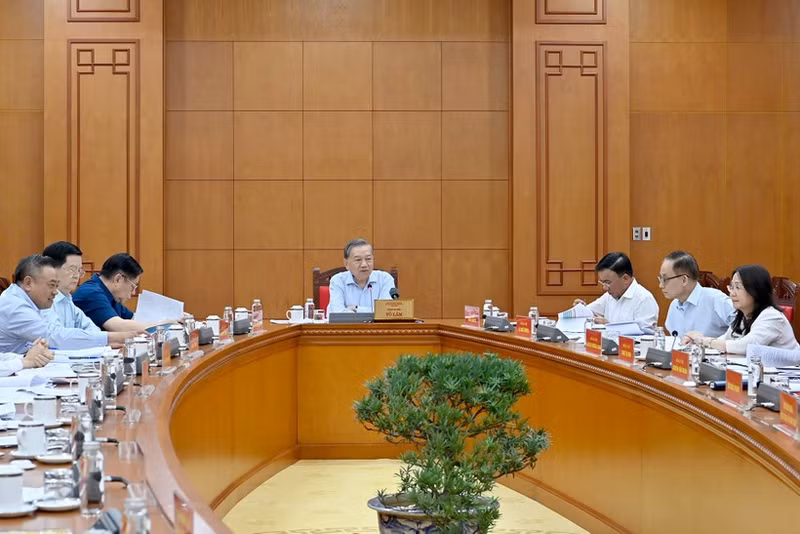 Le secrétaire général du Parti communiste du Vietnam (PCV), To Lam, travaille avec le Comité central de pilotage des célébrations des grandes fêtes nationales et des événements historiques importants pour 2023-2025. Photo : NDEL.