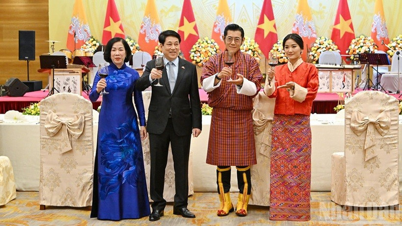 Le président Luong Cuong (deuxième à gauche) et son épouse président un banquet d’État en l’honneur du roi du Bhoutan et de son épouse. Photo : NDEL.