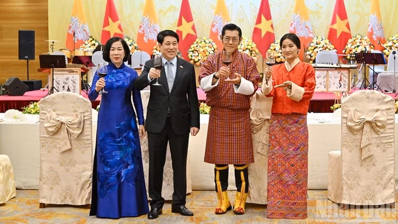 Le président Luong Cuong (deuxième à gauche) et son épouse président un banquet d’État en l’honneur du roi du Bhoutan et de son épouse. Photo : NDEL.