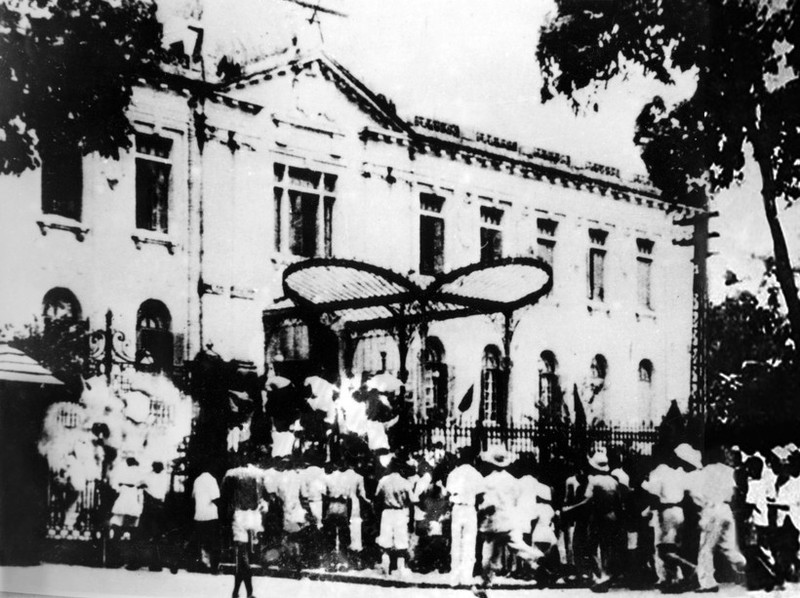 Le 19 août 1945, après un rassemblement à la place de l'Opéra de Hanoï, les forces d'autodéfense et la population de la capitale occupèrent le Palais du Tonkin, siège du gouvernement fantoche français au Nord. Photo : VNA.